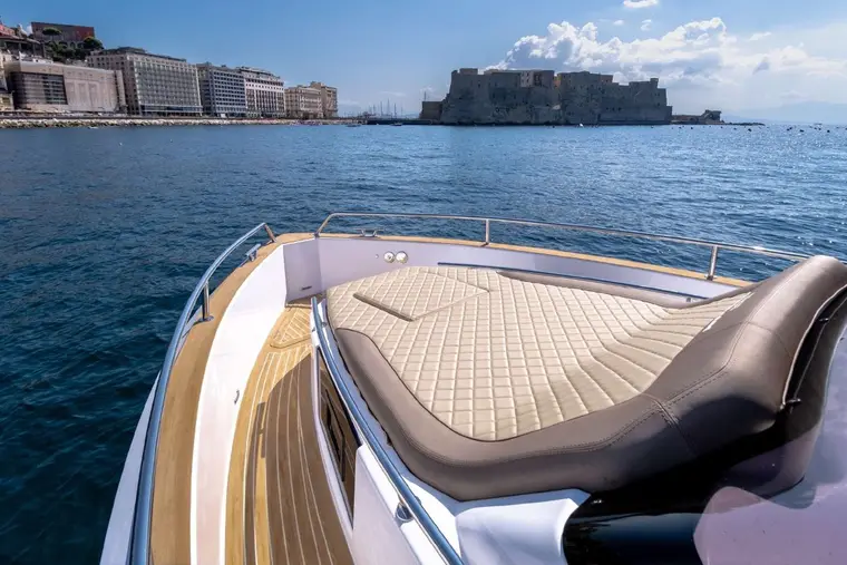 Yacht Salpa Avantgarde 35, 11,2 m au mouillage à Juan-les-Pins