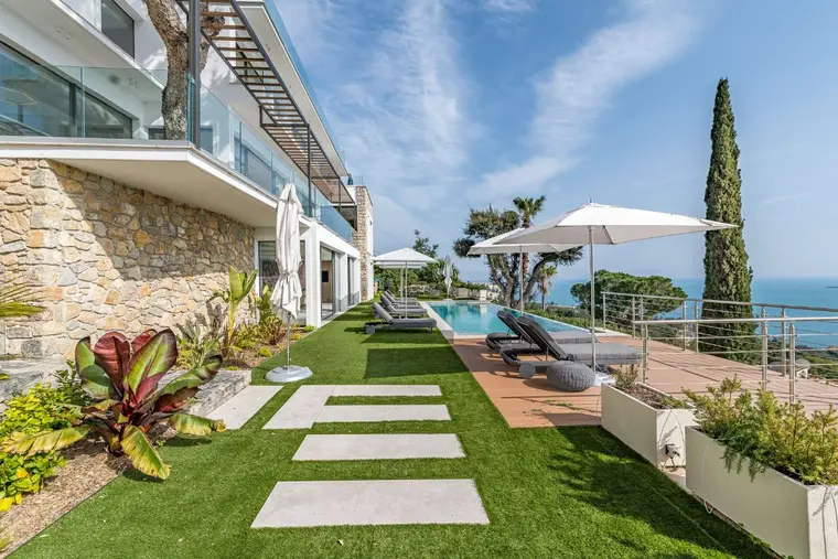 Villa contemporaine vue panoramique sur la baie de Cannes