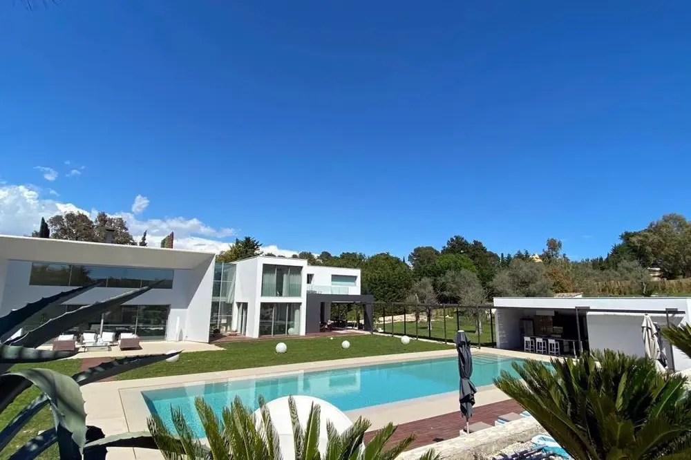 Villa contemporaine dans un domaine privé à Mougins