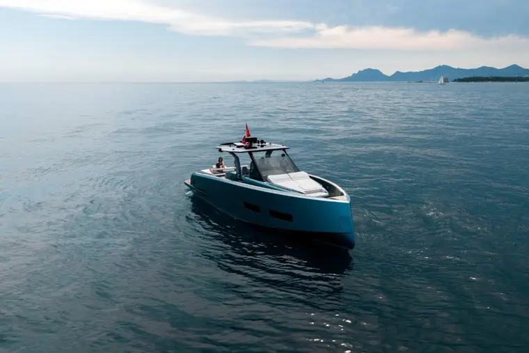 Yacht Pardo 43 R, 14 m au mouillage à Juan-les-Pins