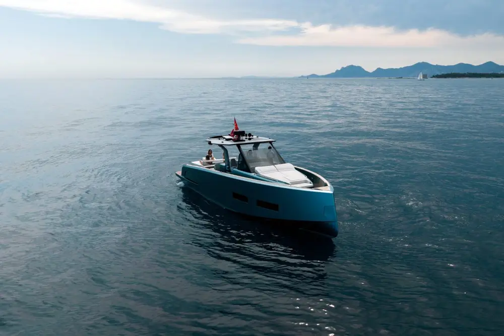 Yacht Pardo 43 R, 14 m au mouillage à Juan-les-Pins