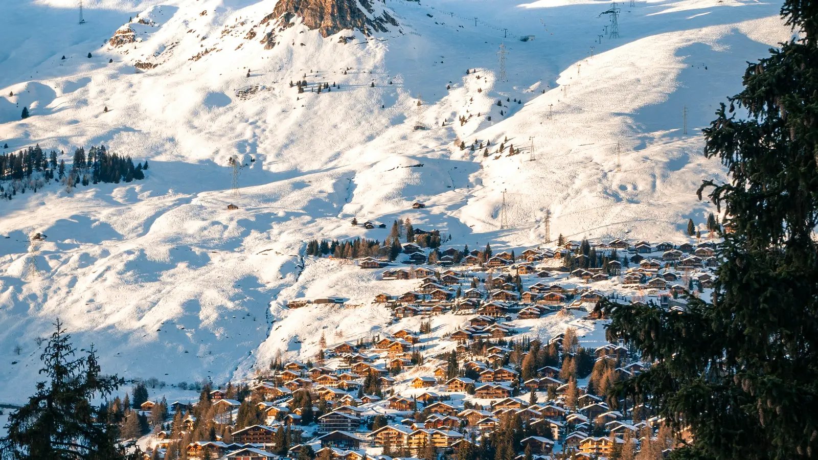 Village de montagne sous la neige au coucher du soleil, Alpes suisses