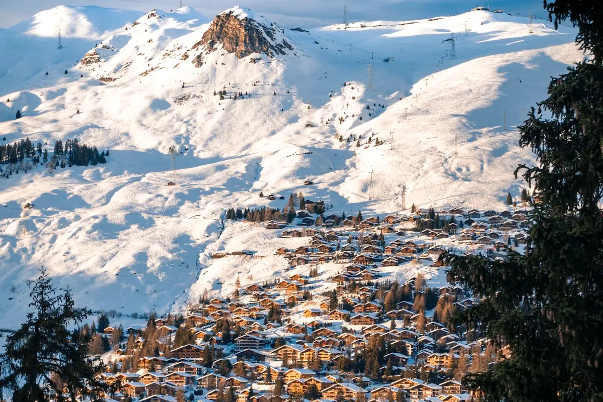 Village de montagne sous la neige, Alpes