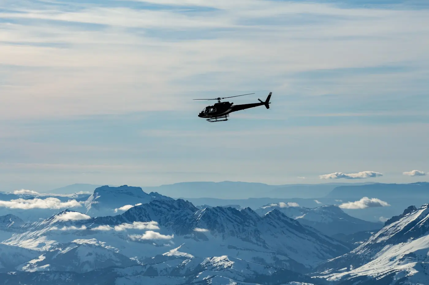 Hélicoptère en vol au-dessus des Alpes