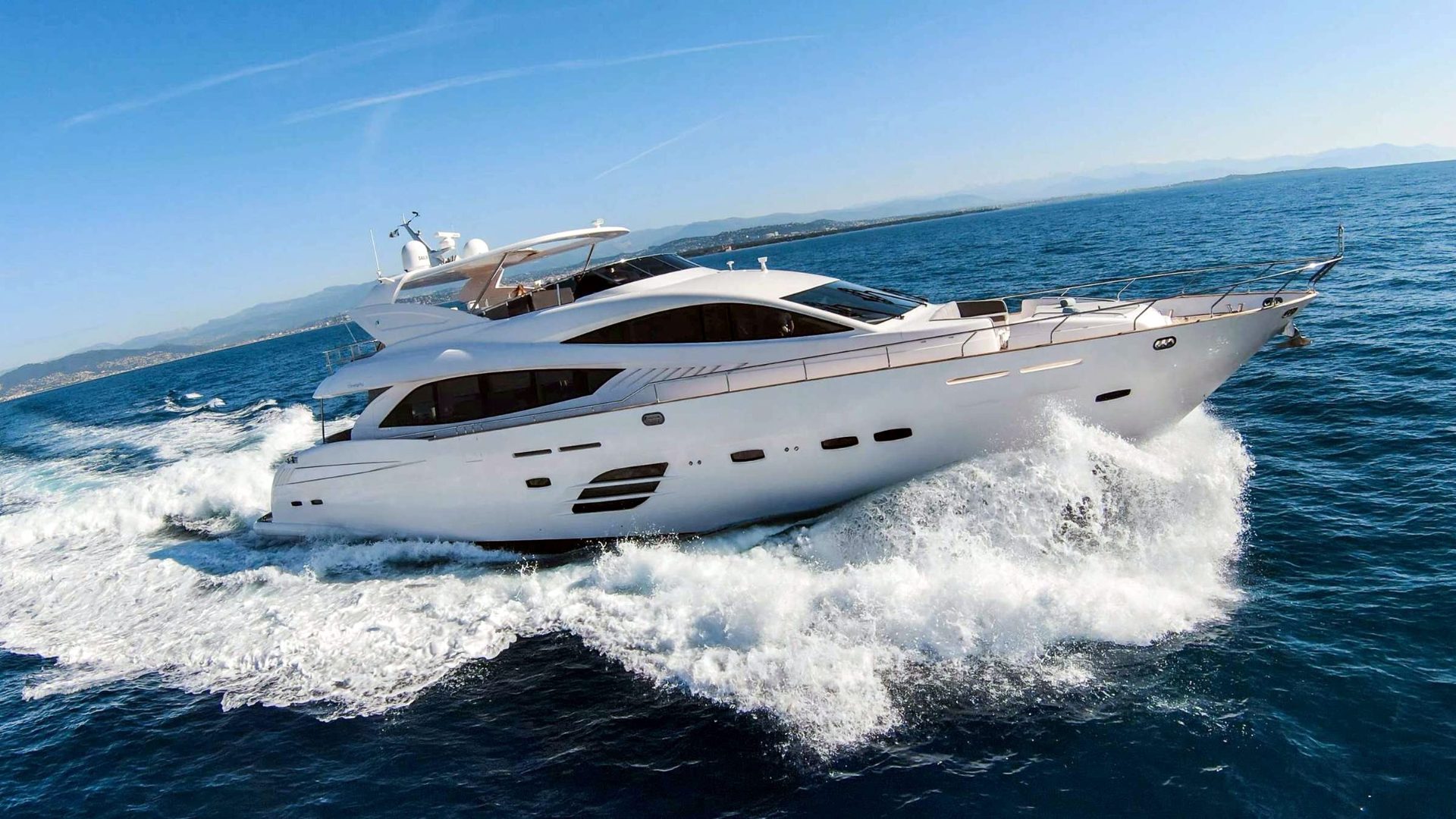 Yacht au large de Cannes, Côte d'Azur