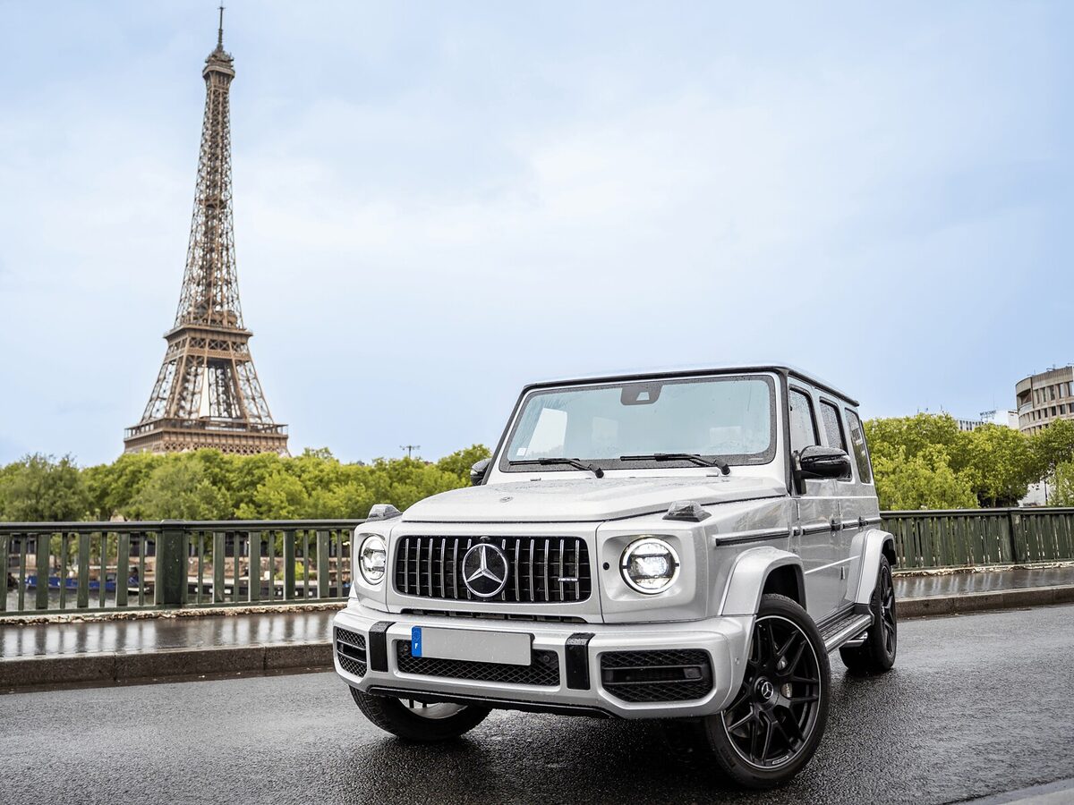 Mercedes Classe G devant la tour Eiffel a Paris