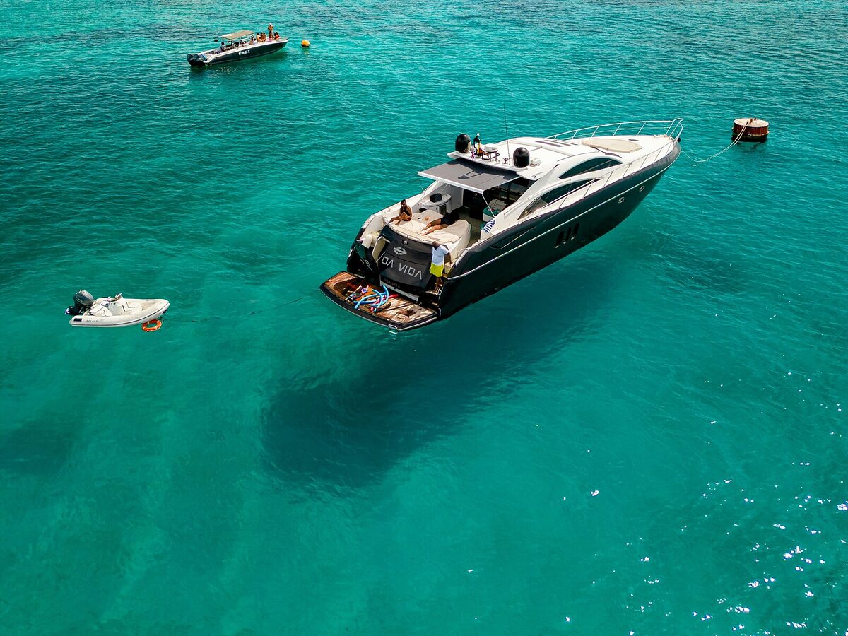 Yacht au mouillage sur une eau turquoise