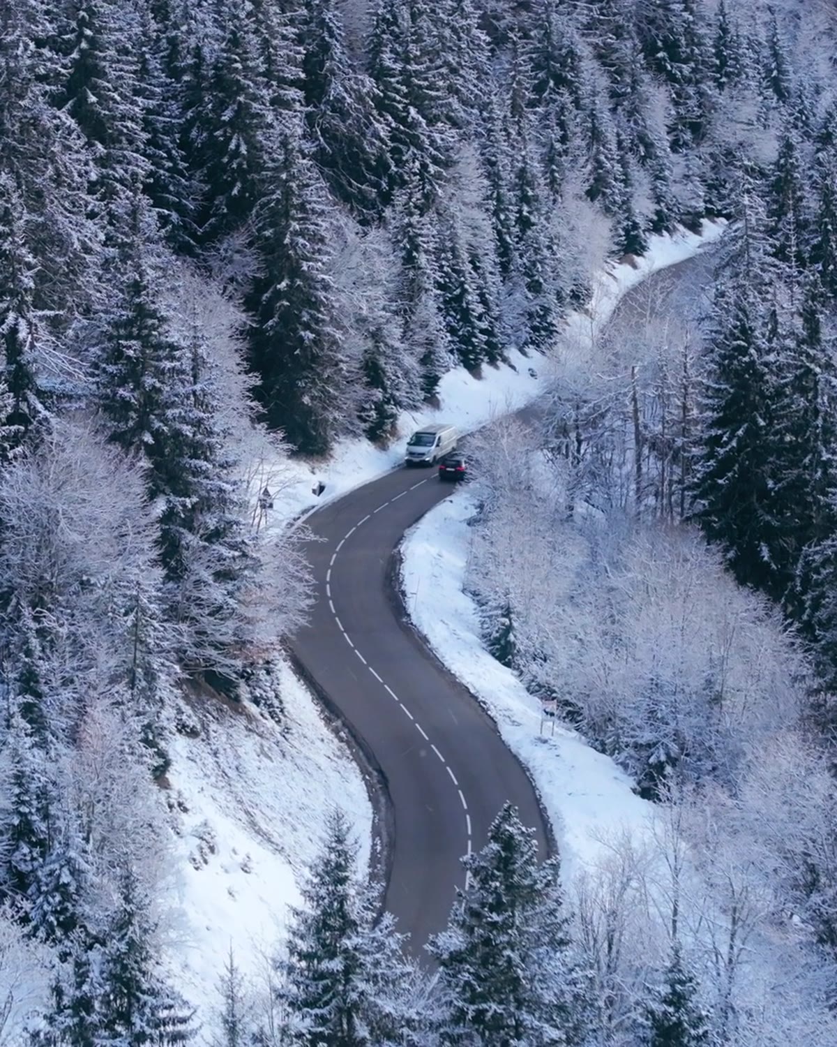 Route de montagne enneigée dans les Alpes