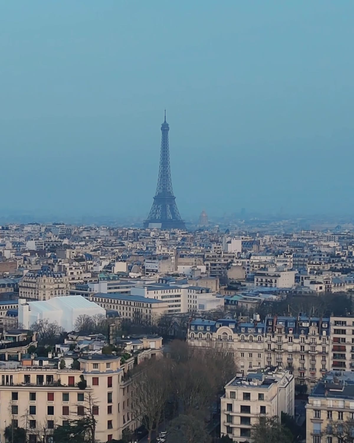 Vue aérienne de Paris et de la tour Eiffel